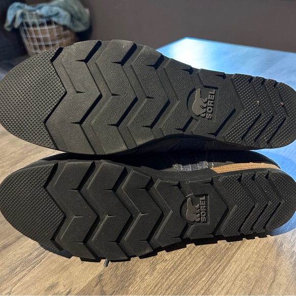 Sorel Water Resistant Boots. - Picture 4 of 5